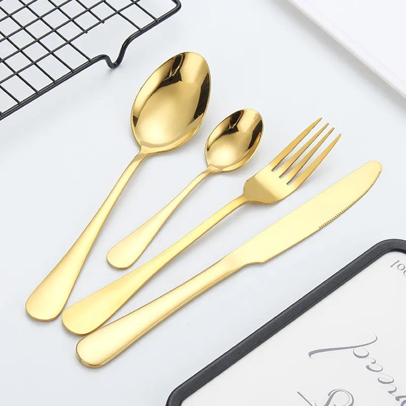 Goldfarbenes Besteckset aus Edelstahl, elegantes Besteck für den Esstisch