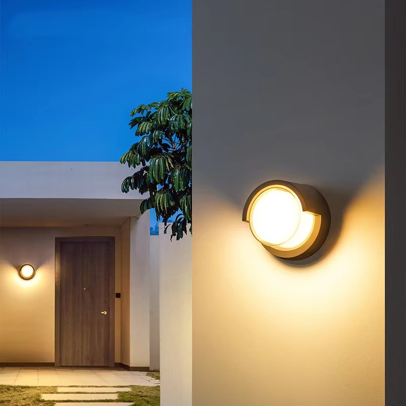 Moderne LED-Außenwandleuchte mit Bewegungssensor, IP65
