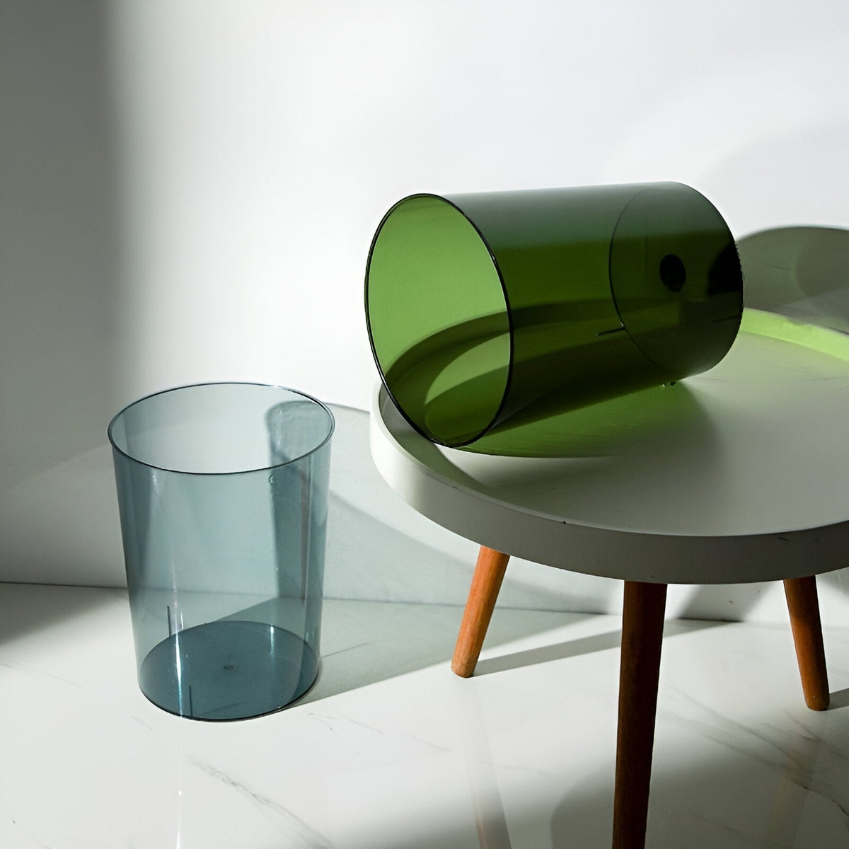 Cestino moderno trasparente con design minimalista salvaspazio