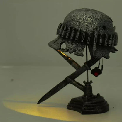AntiqueLume Vintage-Tischlampe aus Stahl im Helmdesign