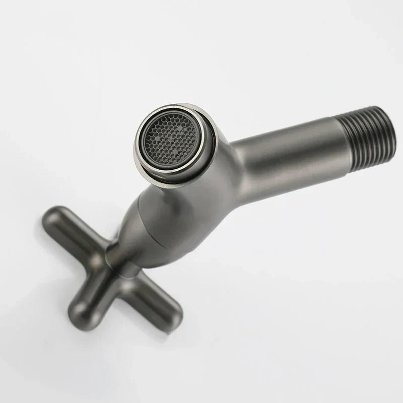 BrassFlow wandgemonteerde koudwaterkraan van massief messing met ergonomische greep