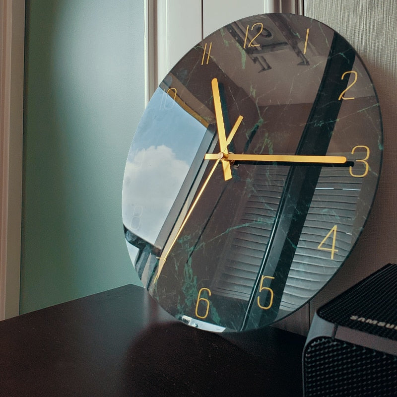 Elegante orologio da parete in vetro con movimento al quarzo silenzioso e design moderno