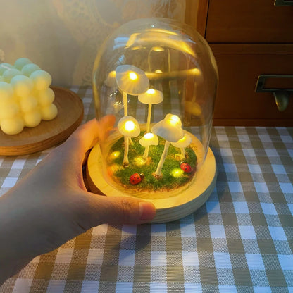 Lampada a fungo fai da te in vetro con luce LED e base in legno