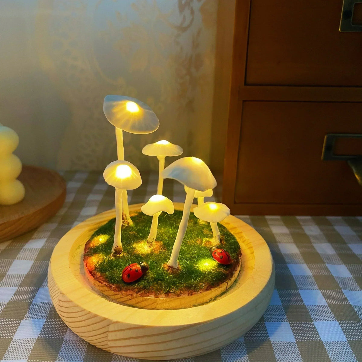 Lampada a fungo fai da te in vetro con luce LED e base in legno