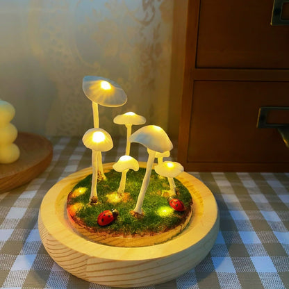 Lampada a fungo fai da te in vetro con luce LED e base in legno