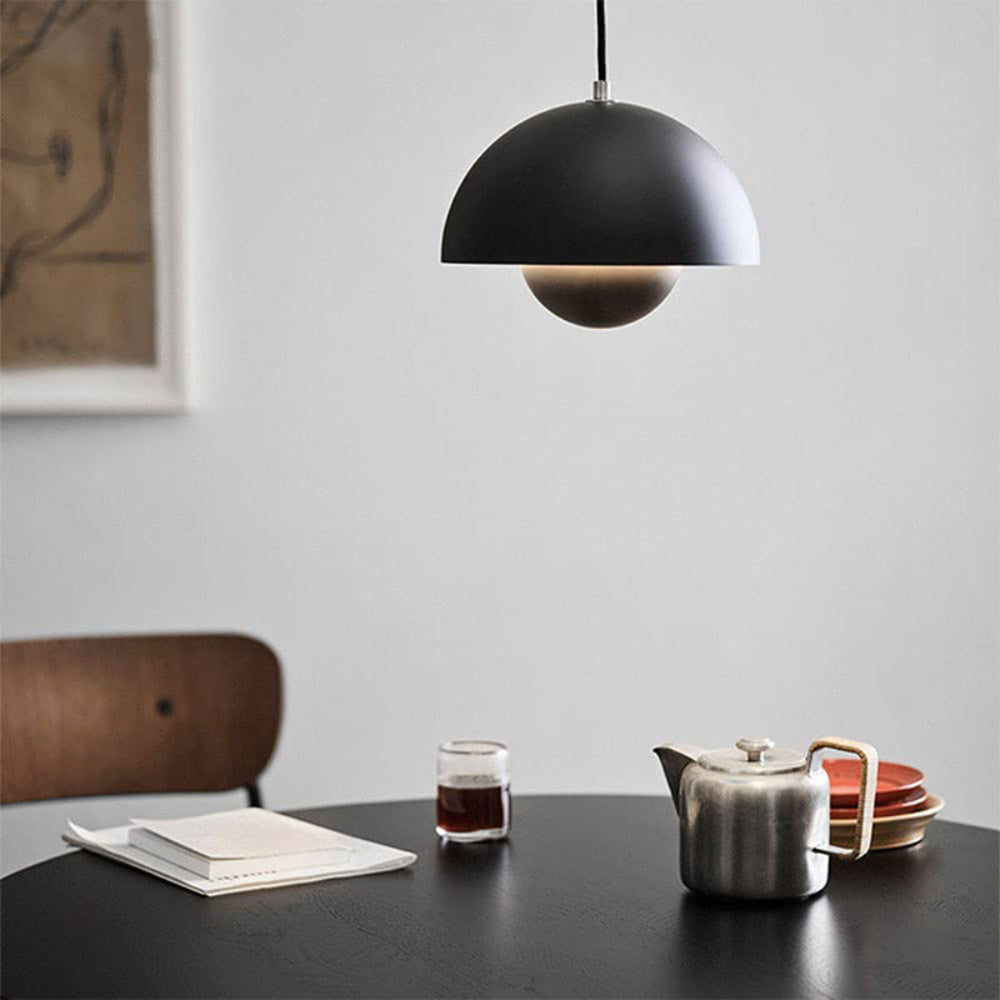 Lampadario semicircolare colorato dal moderno design scandinavo