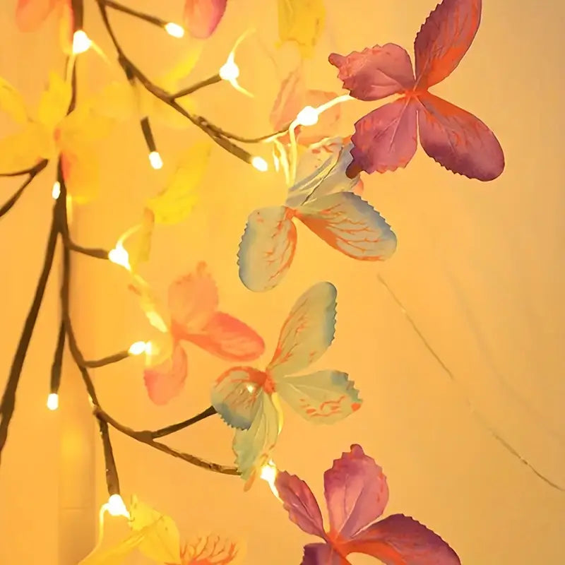Catena luminosa LED con rami di salice e decorazioni a farfalla