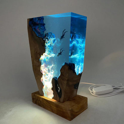 Lampada da tavolo Marideep con scena sottomarina e suggestiva illuminazione LED