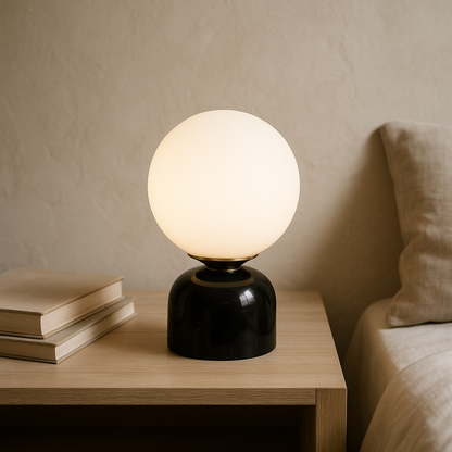 Marnor Lampada da tavolo in marmo con paralume in vetro e design minimalista