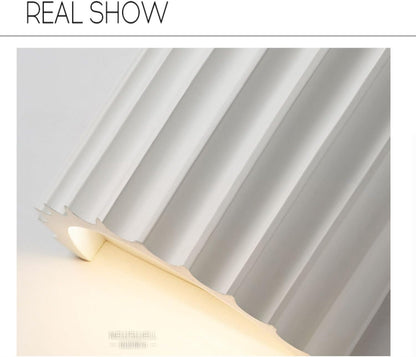 Lampada da parete LED minimalista con luce diretta verso l'alto e verso il basso