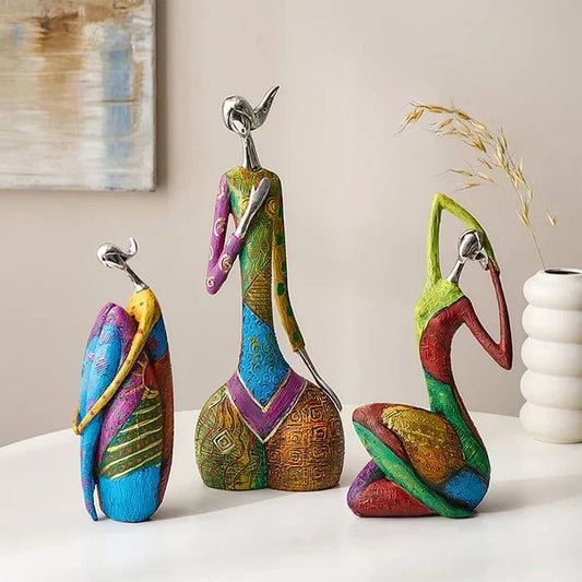 Moderna scultura astratta di donna in resina colorata per un arredamento elegante