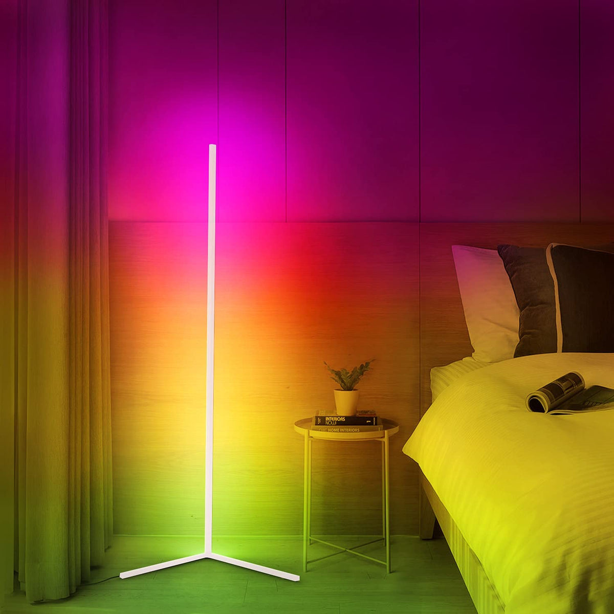 Moderna lampada da terra angolare con LED e illuminazione d'atmosfera salvaspazio