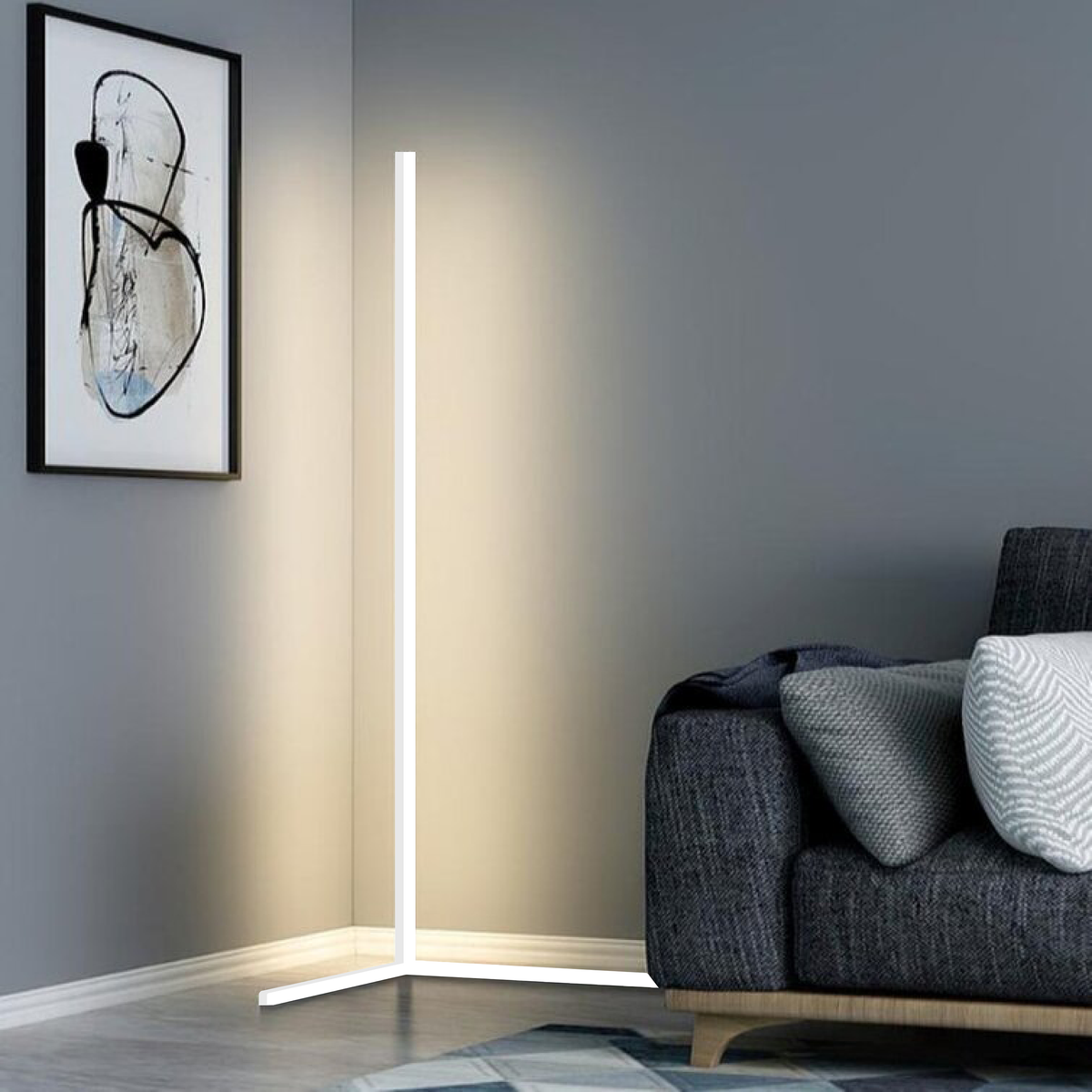Moderna lampada da terra angolare con LED e illuminazione d'atmosfera salvaspazio