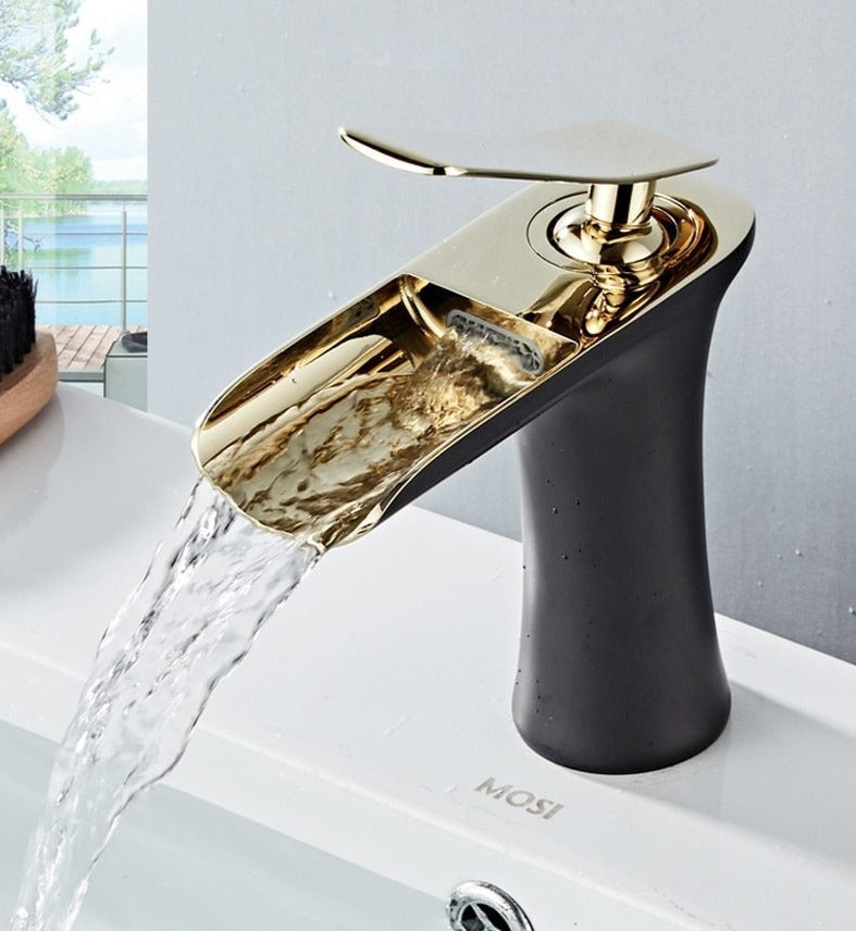 Moderner Wasserfallhahn fürs Badezimmer – aus massivem Messing mit Einhebelbedienung