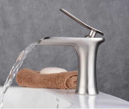 Moderner Wasserfallhahn fürs Badezimmer – aus massivem Messing mit Einhebelbedienung