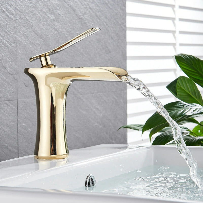 Moderner Wasserfallhahn fürs Badezimmer – aus massivem Messing mit Einhebelbedienung