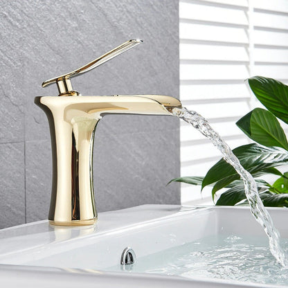 Moderner Wasserfallhahn fürs Badezimmer – aus massivem Messing mit Einhebelbedienung