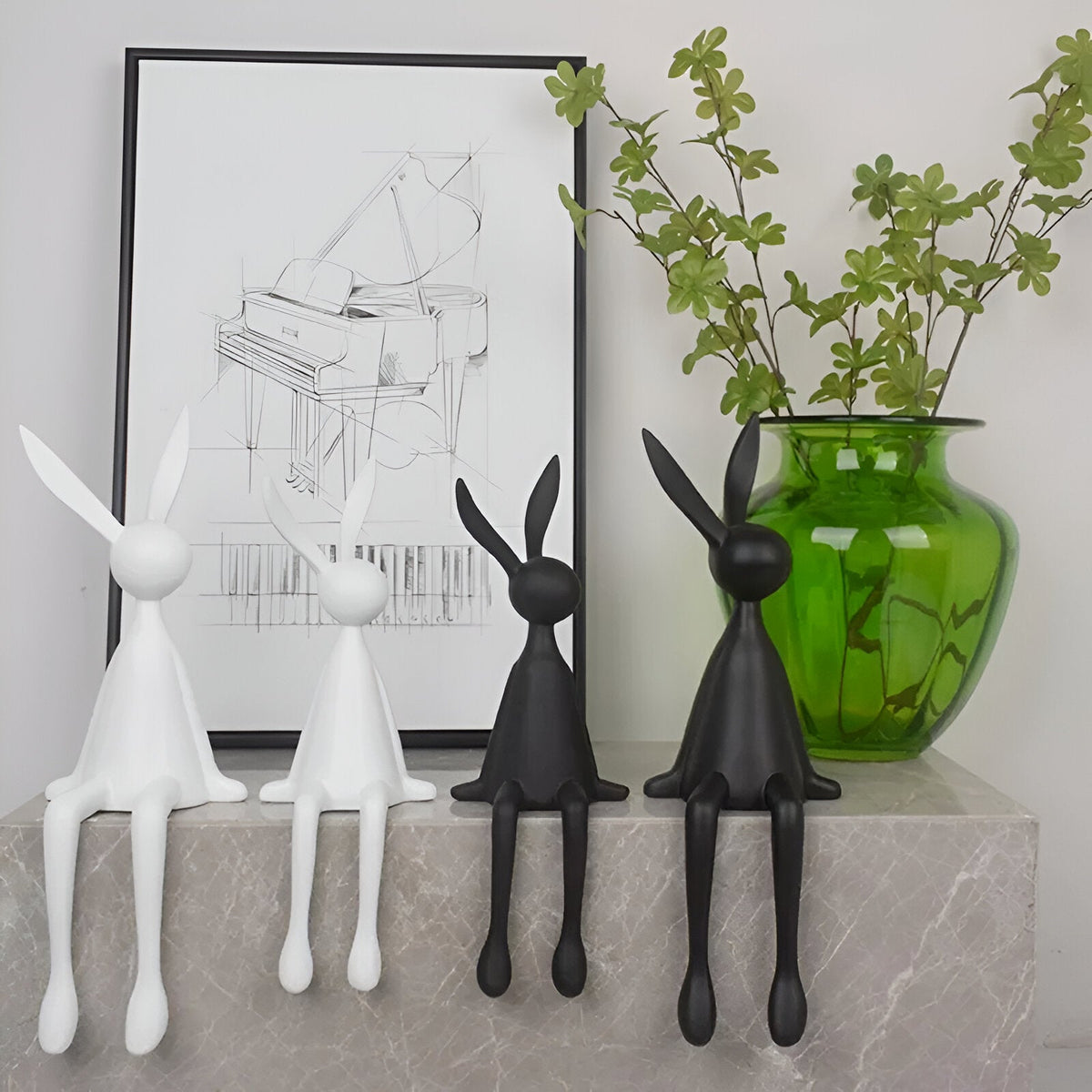 Moderne sitzende Osterhasen-Dekorationsfigur aus Kunstharz von ResinLux