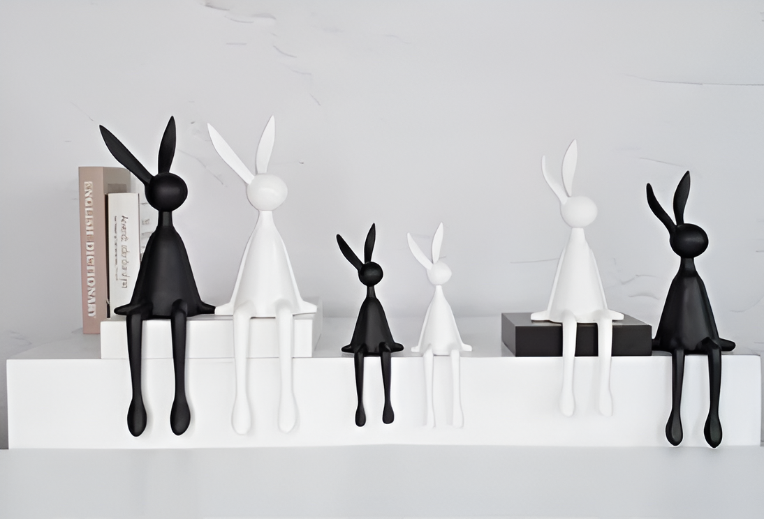 Moderne sitzende Osterhasen-Dekorationsfigur aus Kunstharz von ResinLux