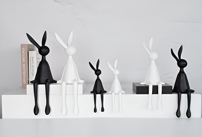 Moderne sitzende Osterhasen-Dekorationsfigur aus Kunstharz von ResinLux