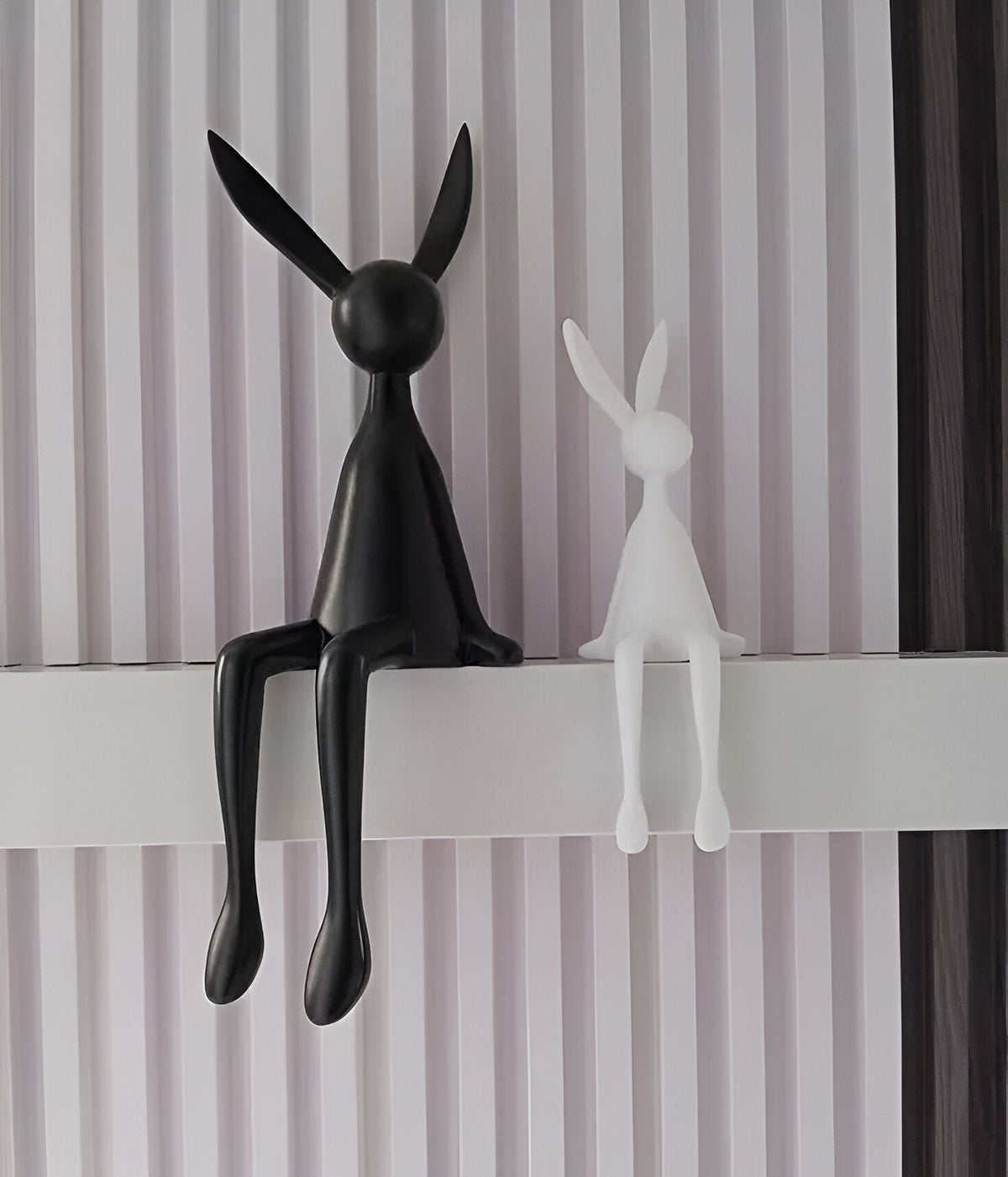 Moderne sitzende Osterhasen-Dekorationsfigur aus Kunstharz von ResinLux