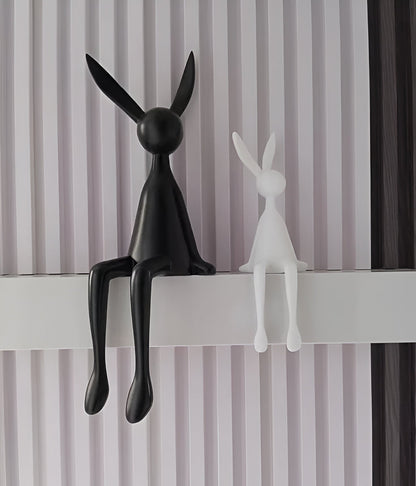Moderne sitzende Osterhasen-Dekorationsfigur aus Kunstharz von ResinLux