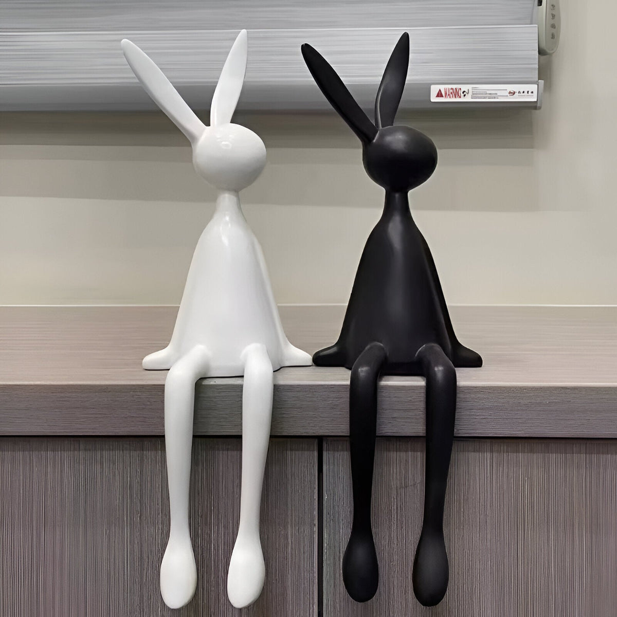 Moderne sitzende Osterhasen-Dekorationsfigur aus Kunstharz von ResinLux
