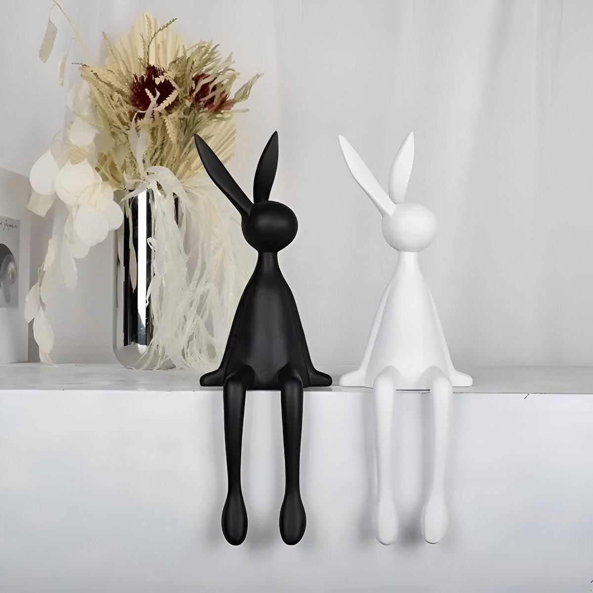 Moderne sitzende Osterhasen-Dekorationsfigur aus Kunstharz von ResinLux