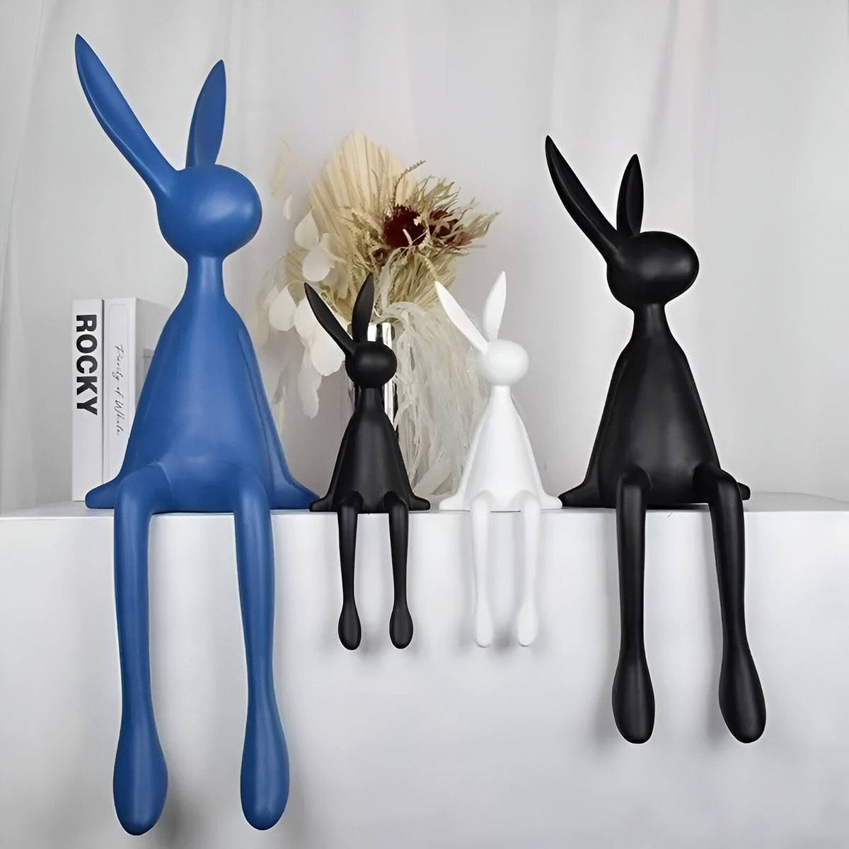 Moderne sitzende Osterhasen-Dekorationsfigur aus Kunstharz von ResinLux
