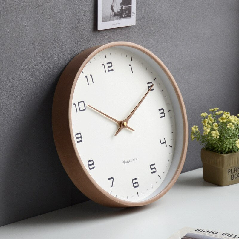 Skandinavische Wanduhr aus Holz mit minimalistischem Design