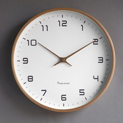 Skandinavische Wanduhr aus Holz mit minimalistischem Design