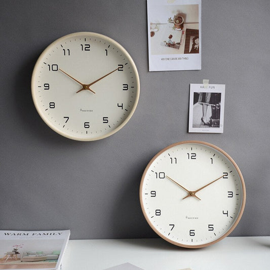 Scandinavische houten wandklok met minimalistisch ontwerp