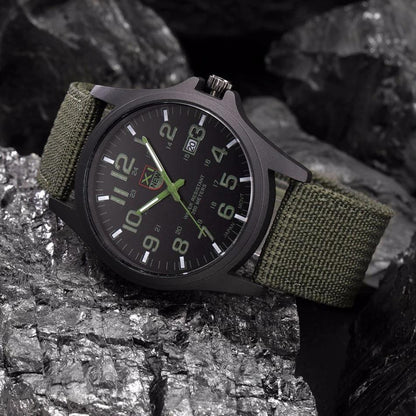 Tactisch militair horloge met waterafstotend ontwerp en robuuste outdoorfuncties