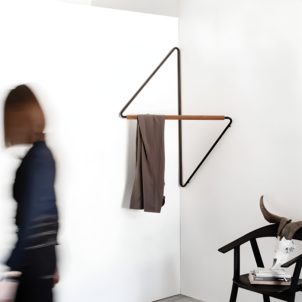 Triad geometrischer Kleiderständer mit multifunktionalem Stauraum