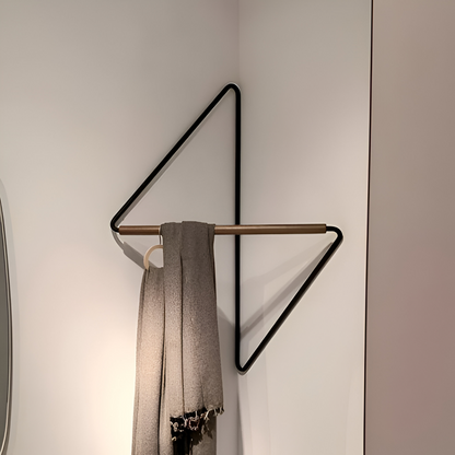 Triad geometrischer Kleiderständer mit multifunktionalem Stauraum