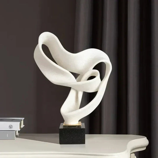 Moderne dekorative Skulptur aus Kunstharz für eine elegante Inneneinrichtung